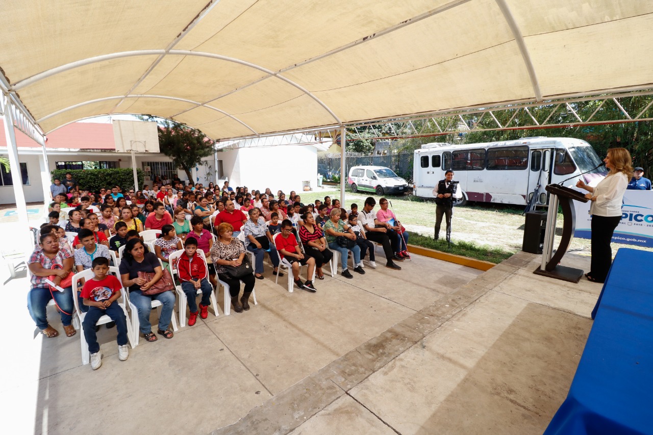 Entrega Aida Feres de Nader Becas a Alumnos con Discapacidad