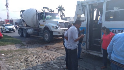 “Trompo” impacta parte trasera de micro con 10 pasajeros