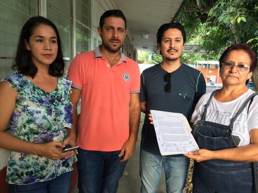 Protestan padres de familia de la Carmen Cerdán por cambio de maestro de 4to. Grado