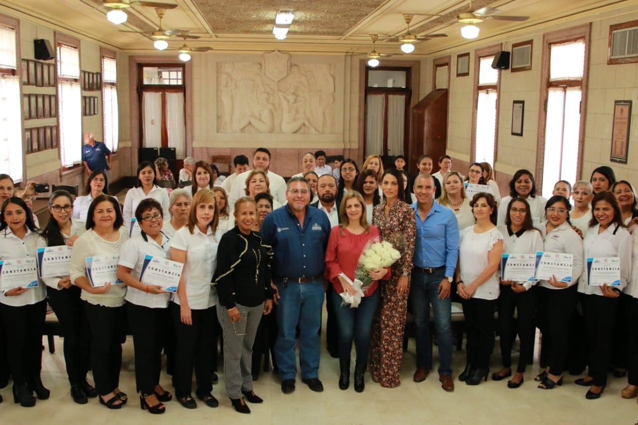 Reconoce Aída Féres de Nader Participación de los Docentes en la Construcción de una Mejor Sociedad