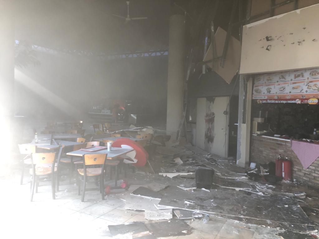 Se incendia área de comida en Plaza Fiesta