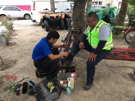 Bolero apesar de tener que llevar ingresos para su esposa embarazada, decide pulir botas de PC gratis