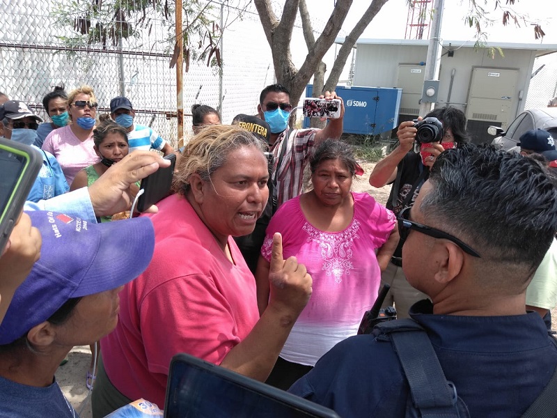 A empujones entrar a recuperar despensas enviadas por el Senador Villareal.