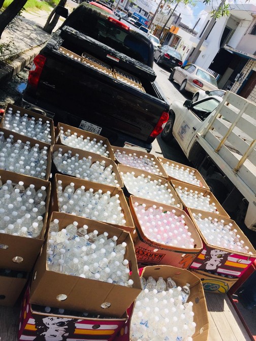 Llevan 3 mil botellas de agua a damnificados en Reynosa