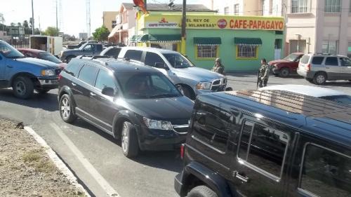 Incursionan Marinos en fila de autos del Puente Viejo Internacional |  EnLí