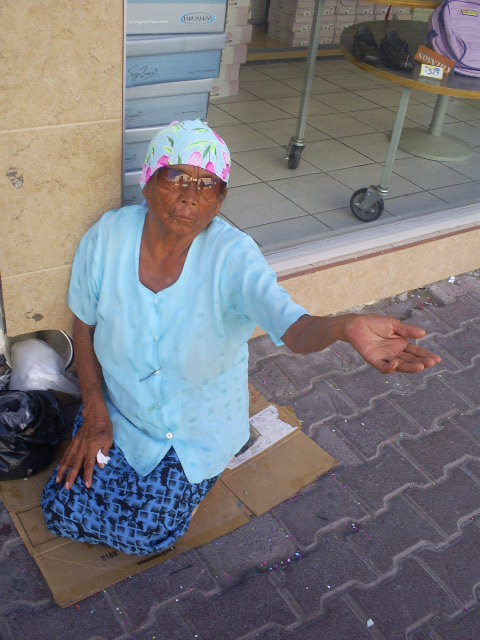 Indigentes se quejan de que no les dan alimentos