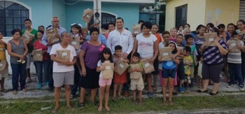 Entrega útiles escolares regidor de Madero a estudiantes de escasos recursos económicos