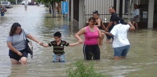Cincuenta colonias siguen inundadas en Matamoros