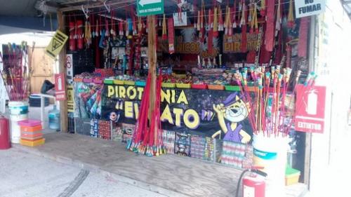 Bomberos de Madero solo con una motobomba para combatir incendios