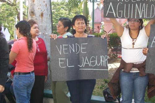 Bloquean manifestantes calle colón provocando caos vial