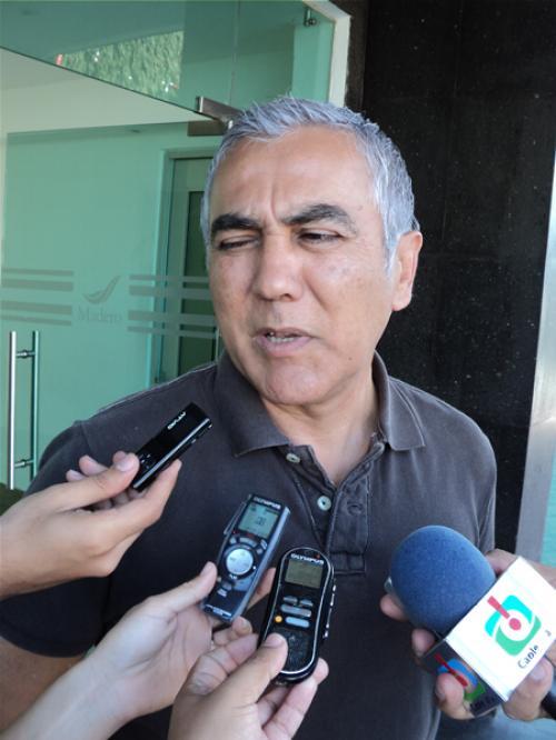 Siembran tilapia en el lago artificial del parque bicentenario