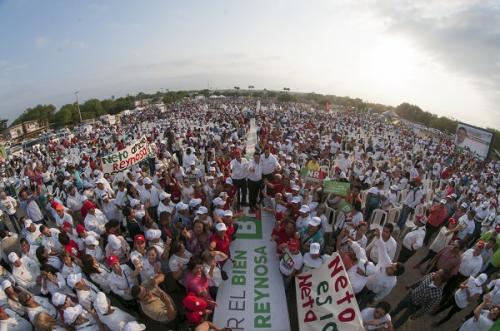 Más de 14 mil madres de familia festejan con Neto y Baltazar