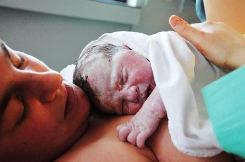 Visitan a bebés nacidos en las primeras horas de 2011