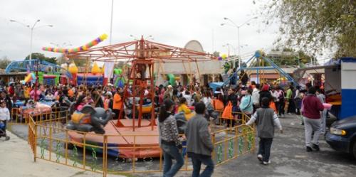 Celebran DIF y familias neolaredenses Día de Reyes