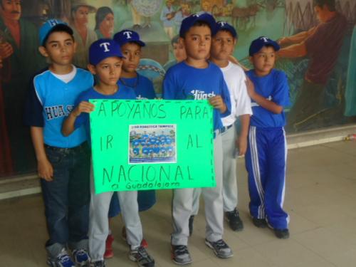 Pequeños integrantes de la “Liga Huasteca” de béisbol piden ayuda