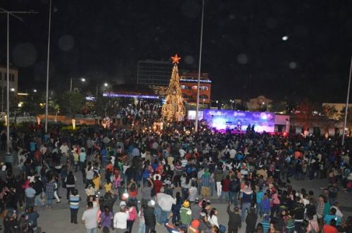 Niños encienden con Maki pino navideño de la esperanza