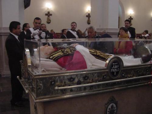 Miles de católicos atestiguan llegada de reliquias de Juan Pablo II a Matamoros