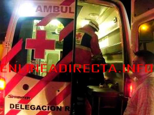 Paramédicos atienden a mujer lesionada