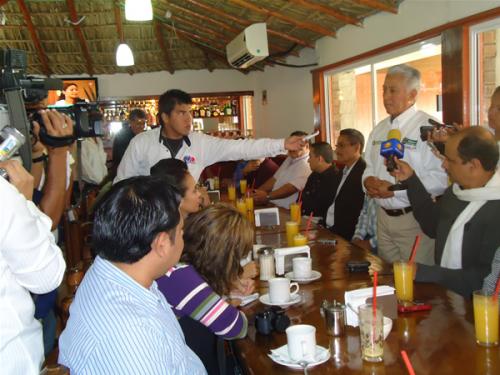 Reconocen a periodistas de Altamira en su día