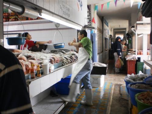 Comerciantes de La Puntilla dispuestos a colaborar con autoridades de Pesca