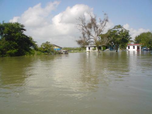 Trasladan apoyos a familias de ejidos afectados por el desbordamiento del río Tamesi