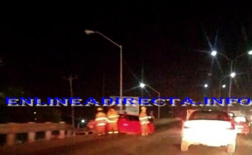 Se impacta unidad en puente elevado LG y estuvo a punto de caer al vacio