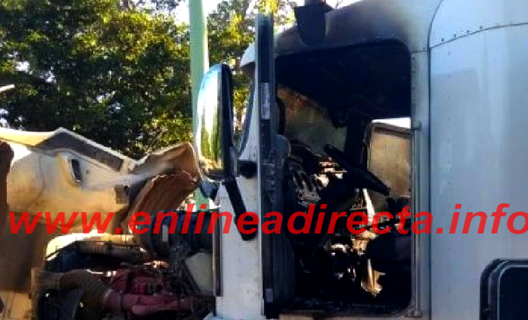 Se quema tráiler y deja solo daños materiales