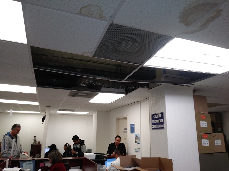 Empleados de la Oficina Fiscal, temen que se les caiga el techo