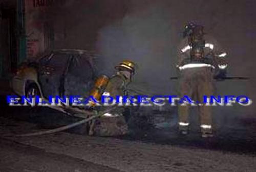 Voraz incendio arrasa con parte de negocios y unidad en la zona Centro