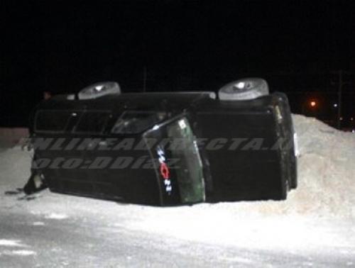 Vuelca camioneta sobre libramiento Monterrey