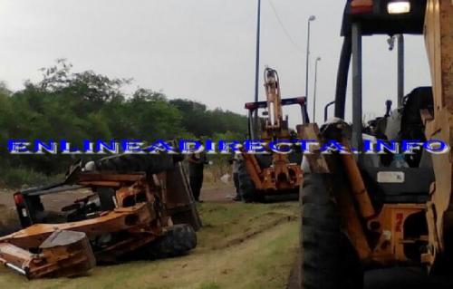 Vuelca trascabo sobre carretera a la Ribereña