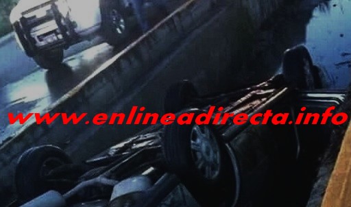 Vuelca unidad y queda sobre un dren