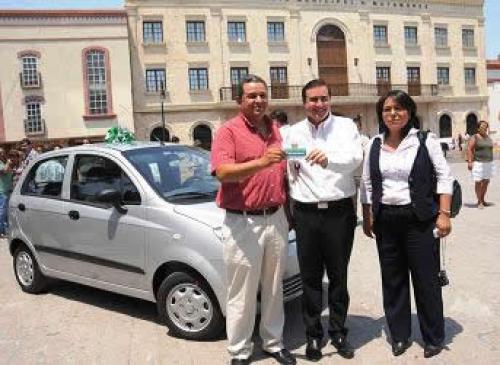 Entrega alcalde auto a ganador del Festival del Mar 2011