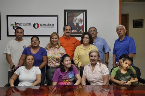 Apoyan Benjamín y Martha Alicia a personas con capacidades diferentes