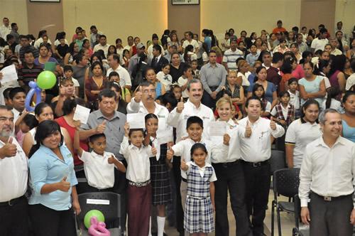 Se entregaron 4, 620 becas estatales y estímulos educativos