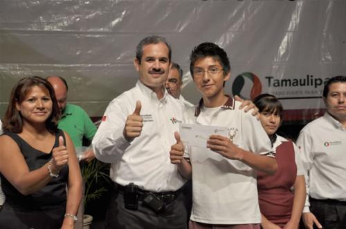 Entregan becas a 696 estudiantes de Secundarias Técnicas