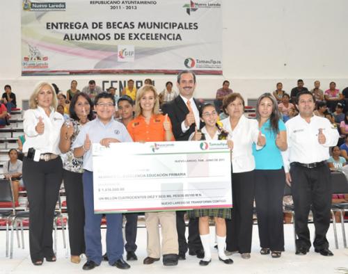 Más de 1,400 alumnos reciben becas municipales de Excelencia