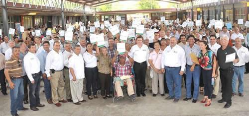 Alfonso Sánchez Garza le cumple a residentes del poblado Control