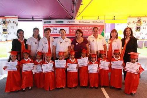 Madrina de lujo para niños graduados del CAIC