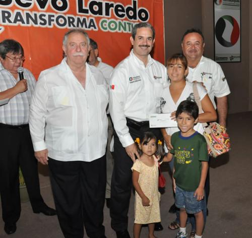 Incentiva a estudiantes recibir una beca municipal