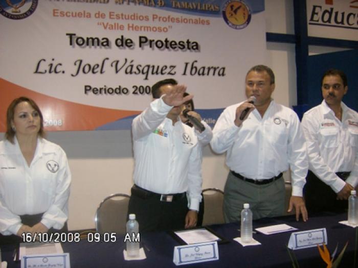 Joel Vázquez, director de Prepa VH, confunde labor educativa con la de mercenaria