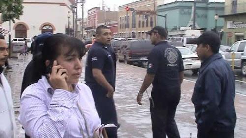 En centro de Matamoros Grúa levanta carro con tres niños abordo