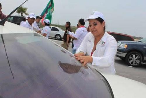Yanín García recorre la playa Bagdad en busca del voto de confianza