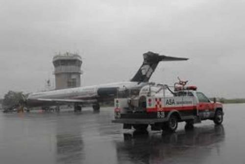 Dan mantenimiento a avión en el Aeropuerto