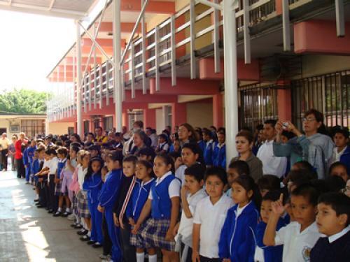 Uvalle seguirá al pendiente de las escuelas