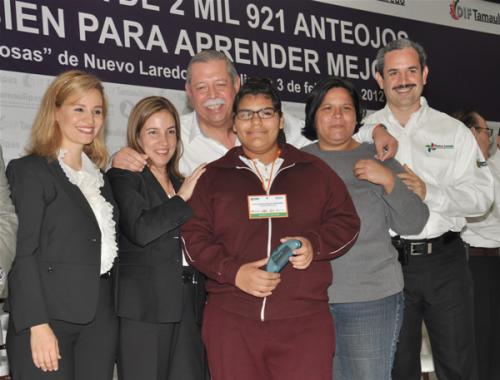 Entregan Egidio y María del Pilar 2,921 lentes