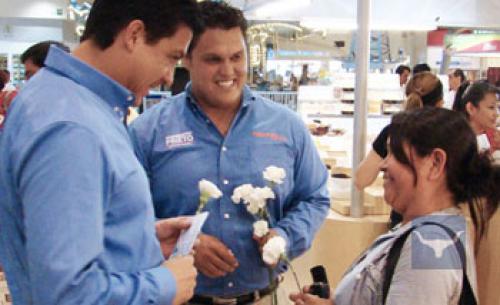 Madres de familia disfrutando su día, ofrecen apoyo a Cabeza de Vaca