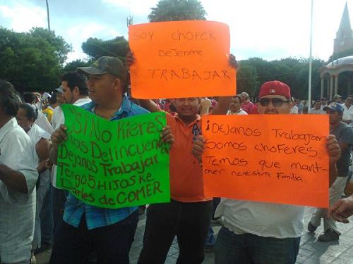 Bloquean taxistas la calle Sexta en Matamoros