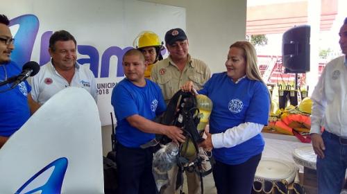 Entrega autoridad seguros de vida, equipos autónomos y demás herramientas a bomberos de Altamira en su día