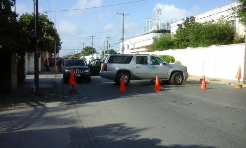 Afecta a comercios bloqueo de la calle Primera